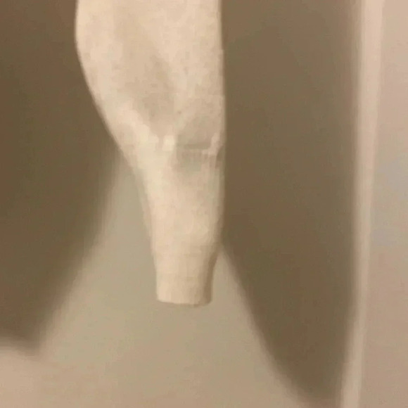 V neck - size Medium  white sweater - Picture 4 of 7
